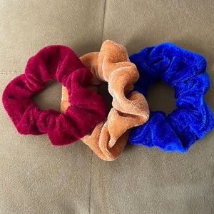 Primary Plush Scrunchie Set❤️💛💙